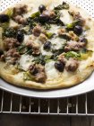 Leckere Pizza mit Hackfleisch und Spinat — Stockfoto
