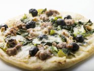 Deliziosa pizza con trito e spinaci — Foto stock