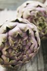 Alcachofas moradas frescas - foto de stock