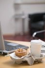 Muffin et tasse de café — Photo de stock