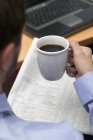 Empresario bebiendo café - foto de stock
