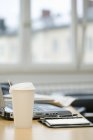 Nahaufnahme der Kaffeetasse auf dem Schreibtisch im Büro — Stockfoto