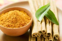 Cinnamon sticks and curry powder — Stock Photo