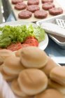 Вид крупним планом гамбургерні булочки з салатом і гамбургерами — стокове фото