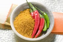 Curry-Pulver und Chilischoten — Stockfoto