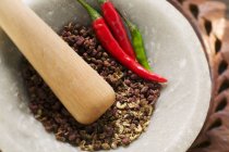 Pimienta de Szechuan y chiles - foto de stock
