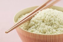 Липкий рис в рожевій мисці — стокове фото