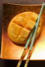 Свіжий нарізаний манго в кубиках на шкірі — стокове фото