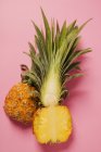 Ananas bambino dimezzato — Foto stock