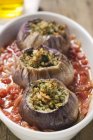 Фаршировані баклажани тайський в томатному соусі в білий блюдо — стокове фото