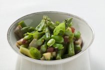 Nahaufnahme des grünen Spargelsalats mit Bohnen und Basilikum — Stockfoto