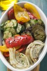 Gegrilltes Gemüse auf weißem Teller über kleinem Holztisch — Stockfoto
