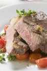 Steak de boeuf aux tomates — Photo de stock