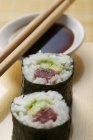 Maki sushi with tuna and soy sauce — Stock Photo