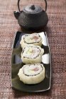 Маки суши с тунцом, огурцом и авокадо — стоковое фото