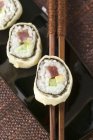 Maki sushi au thon, concombre et avocat — Photo de stock