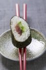 Маки суши с тунцом и огурцом — стоковое фото