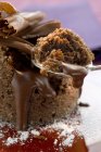Primo piano vista del soufflé di cioccolato ripieno di salsa di cioccolato — Foto stock