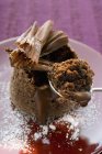 Nahaufnahme von Schokolade Souffle mit Schokoladensoße gefüllt — Stockfoto