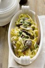 Tagliatelle pasta with ceps and pesto — Stock Photo