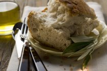 Pão branco no prato — Fotografia de Stock