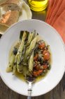 Leeks with tomatoes and capers — Stock Photo