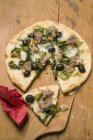 Пицца с тунцом и мангольдом — стоковое фото