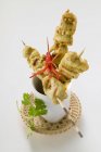 Würziger Satay mit Chilipfeffer auf weißem Hintergrund — Stockfoto