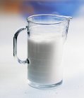 Latte in brocca di vetro — Foto stock