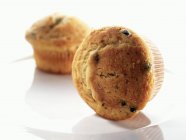 Dois muffins na placa — Fotografia de Stock
