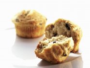 Deux muffins avec un coupé en deux — Photo de stock