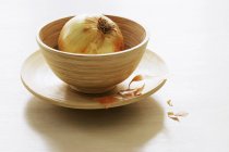 Fresh onion in bowl — Stock Photo