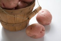 Red potatoes in woodchip basket — Stock Photo