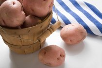 Rote Kartoffeln im Hackschnitzelkorb — Stockfoto