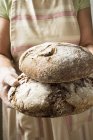 Женщина держит в руках хлеб — стоковое фото