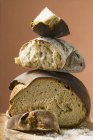 Rustikales Brot im Stapel — Stockfoto