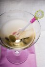 Martini mit grüner Olive auf Cocktailgabel — Stockfoto