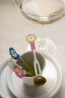 Martini e azeitona verde em garfo de coquetel — Fotografia de Stock