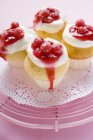 Muffin con panna e ribes rosso — Foto stock