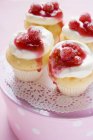 Muffin con panna e ribes rosso — Foto stock