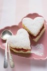 Пирожные в форме сердца с джемом — стоковое фото