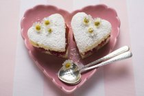 Gâteaux en forme de coeur avec confiture — Photo de stock