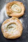 Primo piano vista di due Auszogene pasticcini bavaresi fritti con zucchero a velo — Foto stock