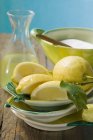 Limoni freschi con succo di limone — Foto stock