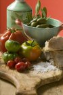 Tomates fraîches sur table en bois — Photo de stock
