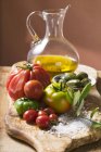 Tomates frescos con aceitunas - foto de stock