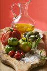 Tomates frescos con aceitunas - foto de stock