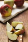 Manzanas frescas maduras con cuñas - foto de stock