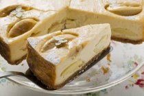 Gâteau au fromage aux pommes sur le serveur — Photo de stock