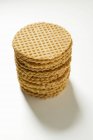Crackers dans une pile sur une table blanche — Photo de stock